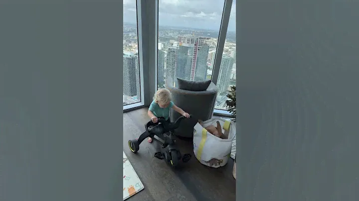 Дэвид впервые катается на детском велосипеде Doona Liki Trike